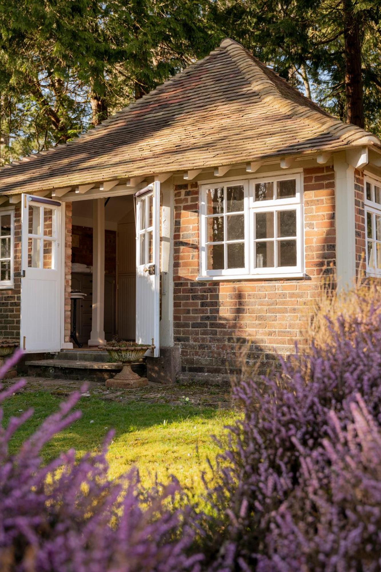 Old Mill Lodge By Huluki Sussex Stays Hurstpierpoint Eksteriør billede