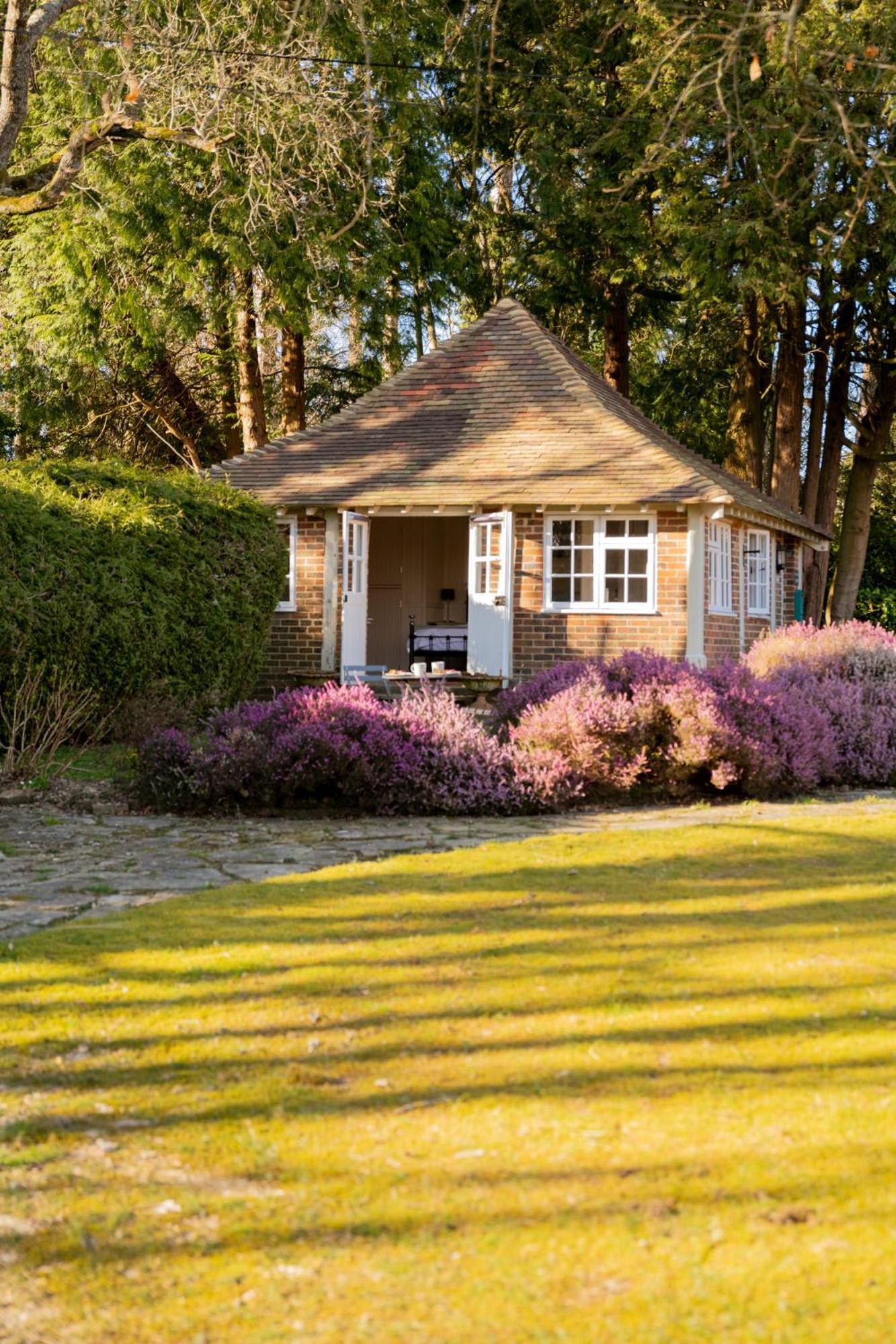 Old Mill Lodge By Huluki Sussex Stays Hurstpierpoint Eksteriør billede
