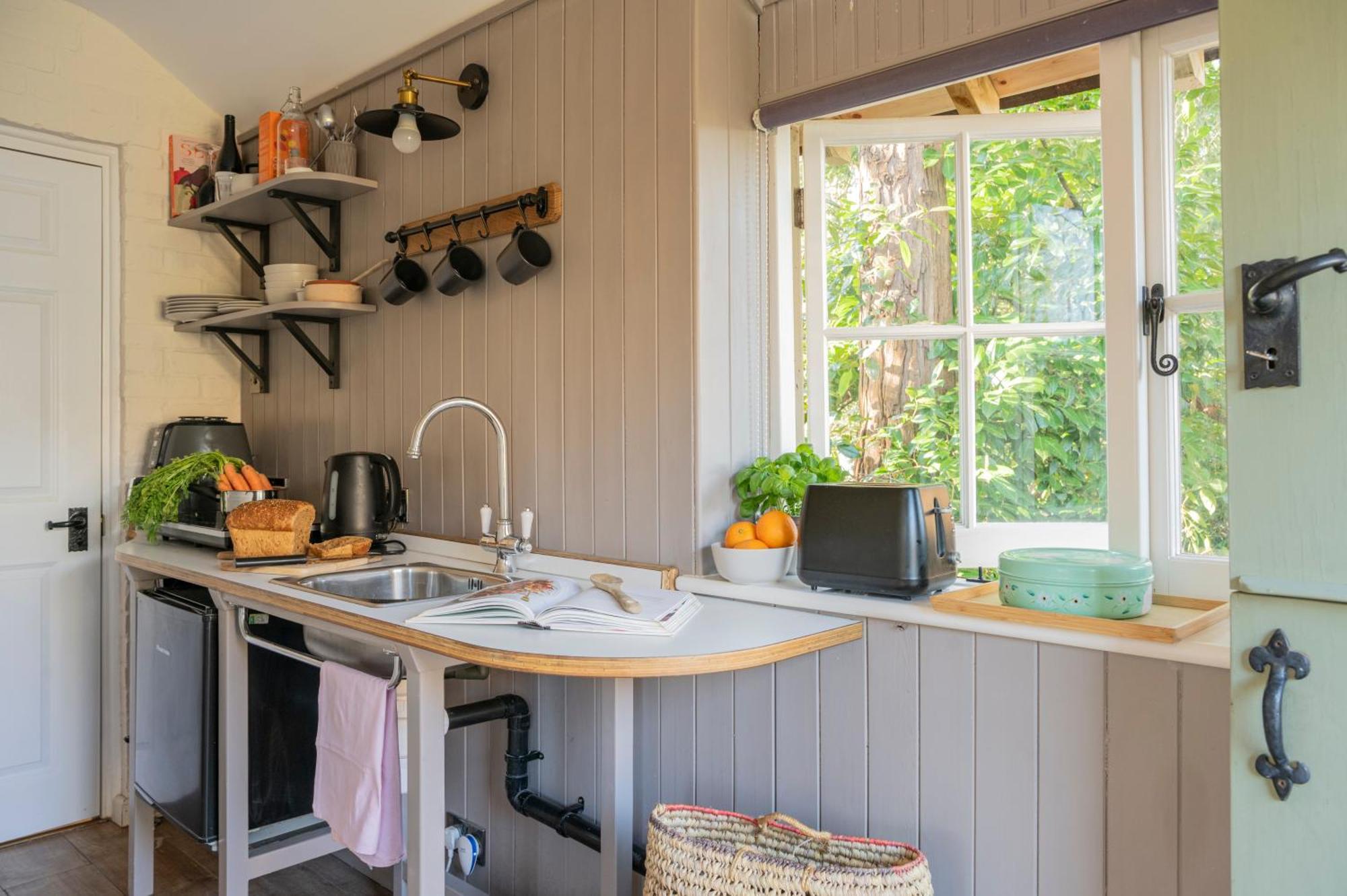 Old Mill Lodge By Huluki Sussex Stays Hurstpierpoint Eksteriør billede