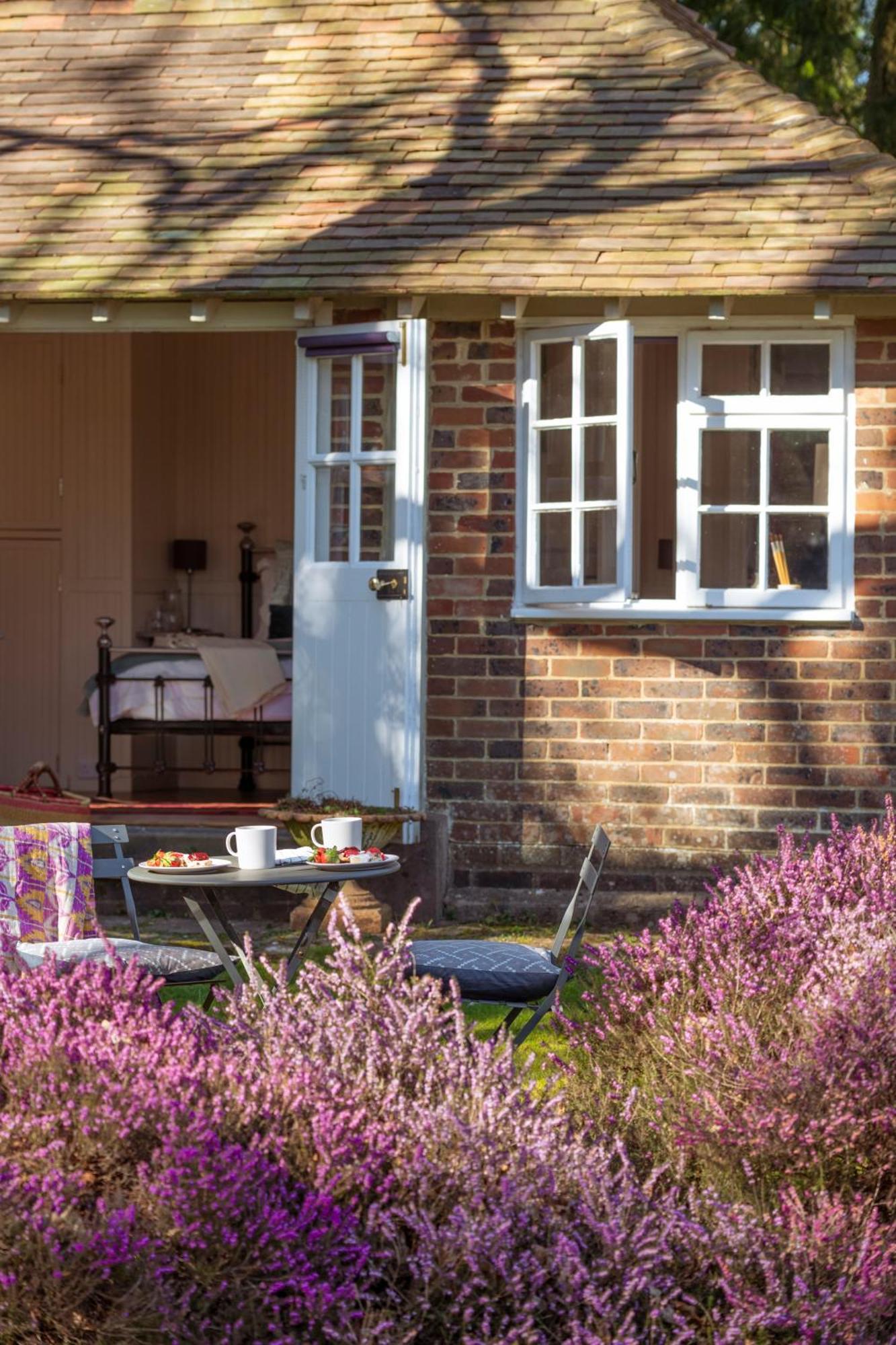 Old Mill Lodge By Huluki Sussex Stays Hurstpierpoint Eksteriør billede