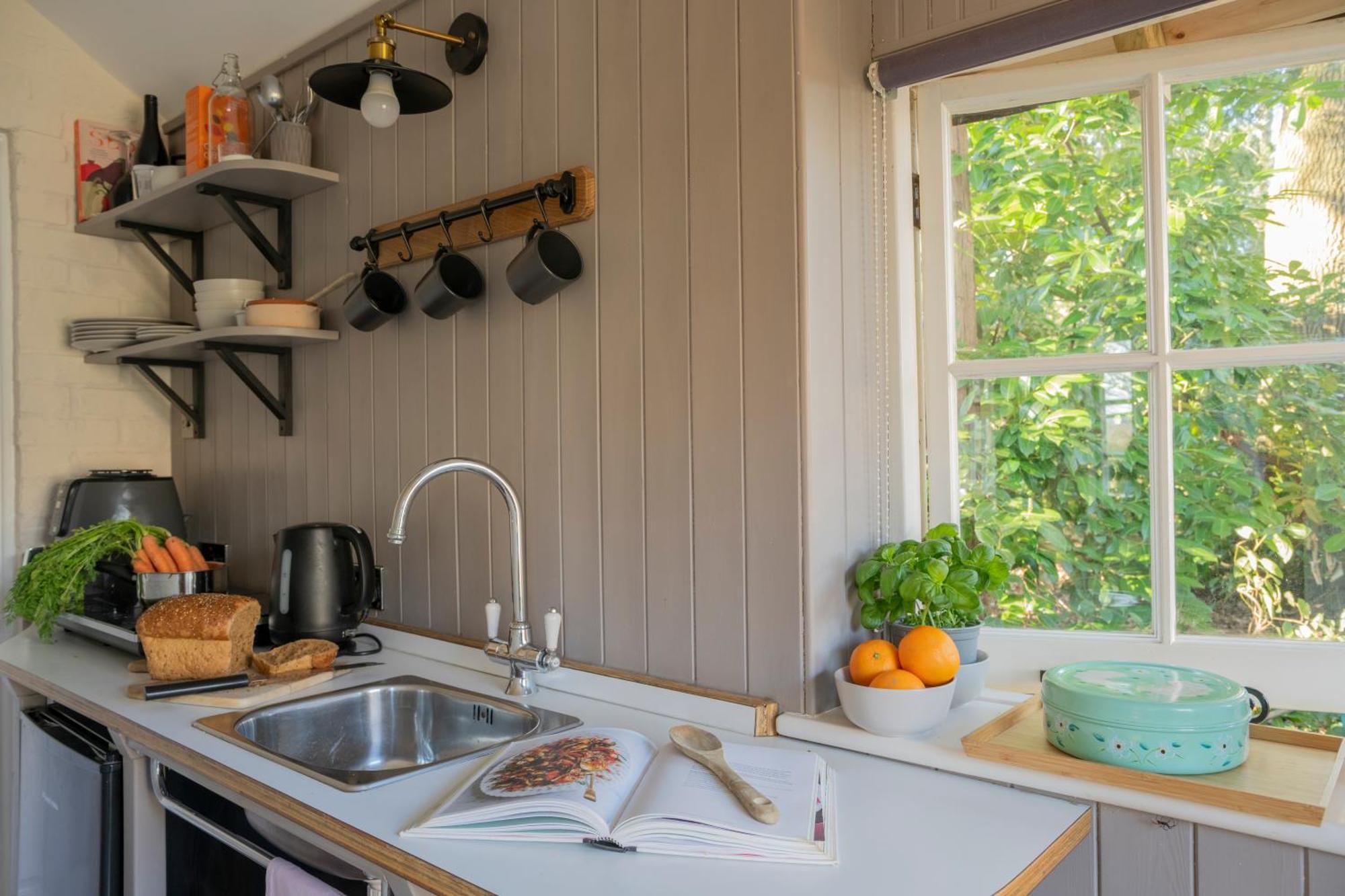 Old Mill Lodge By Huluki Sussex Stays Hurstpierpoint Eksteriør billede