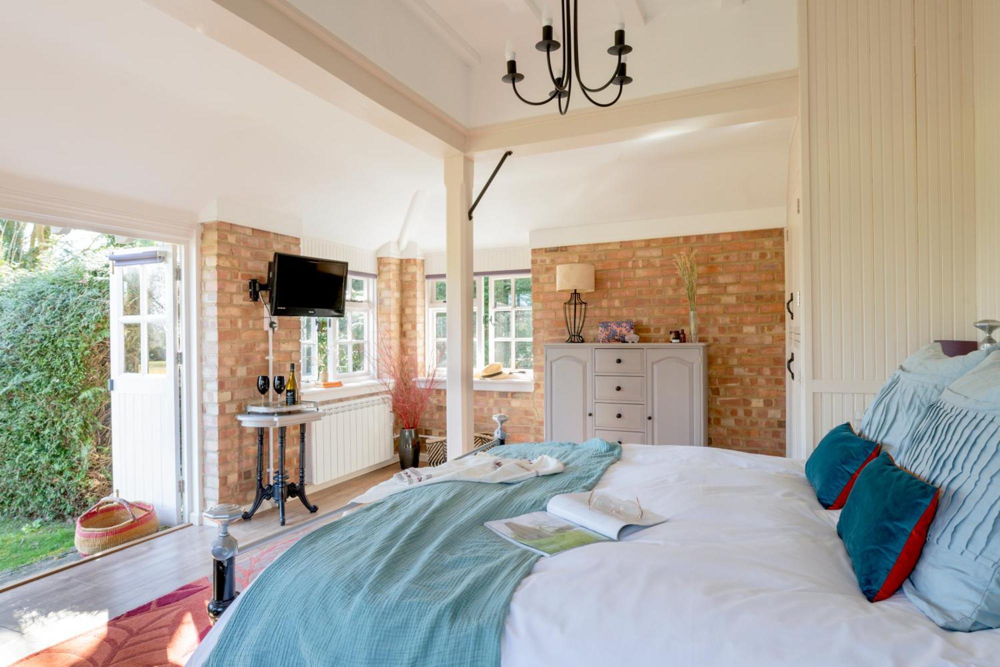 Old Mill Lodge By Huluki Sussex Stays Hurstpierpoint Eksteriør billede