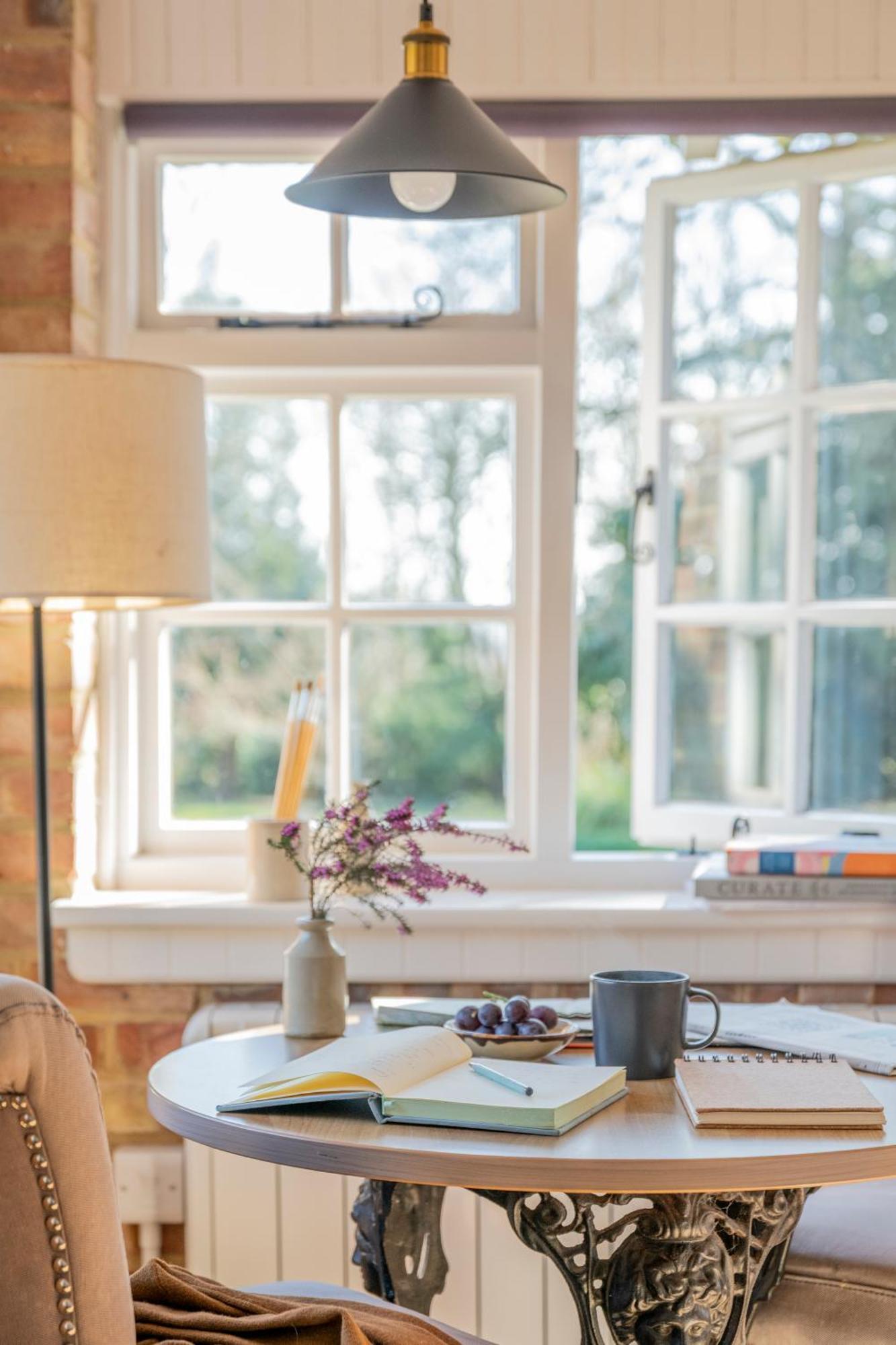 Old Mill Lodge By Huluki Sussex Stays Hurstpierpoint Eksteriør billede